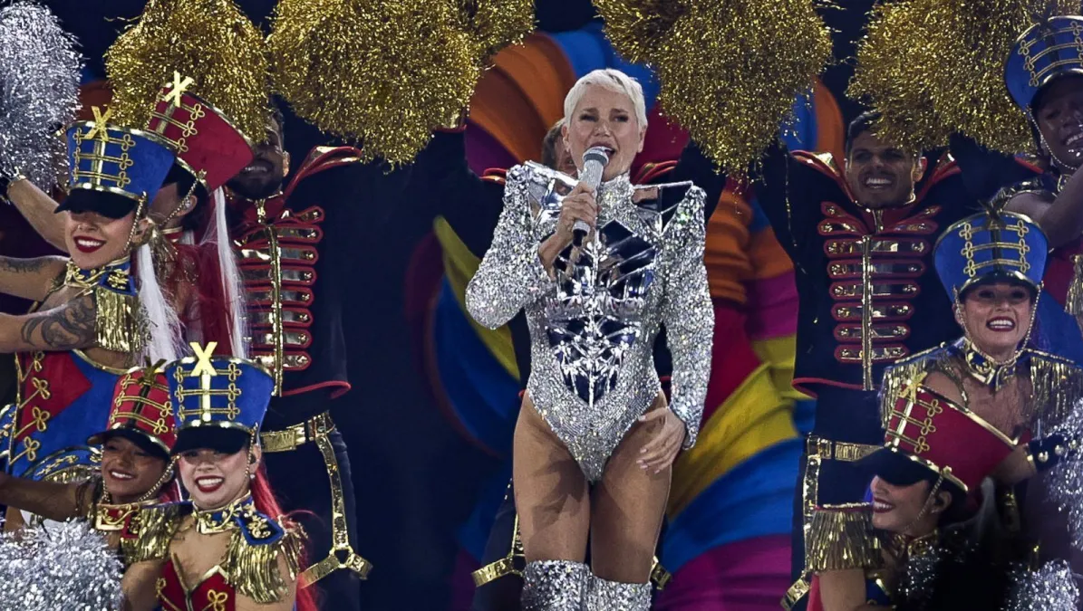 Famosos: Xuxa rebate críticas a look usado em turnê e manda recado para haters